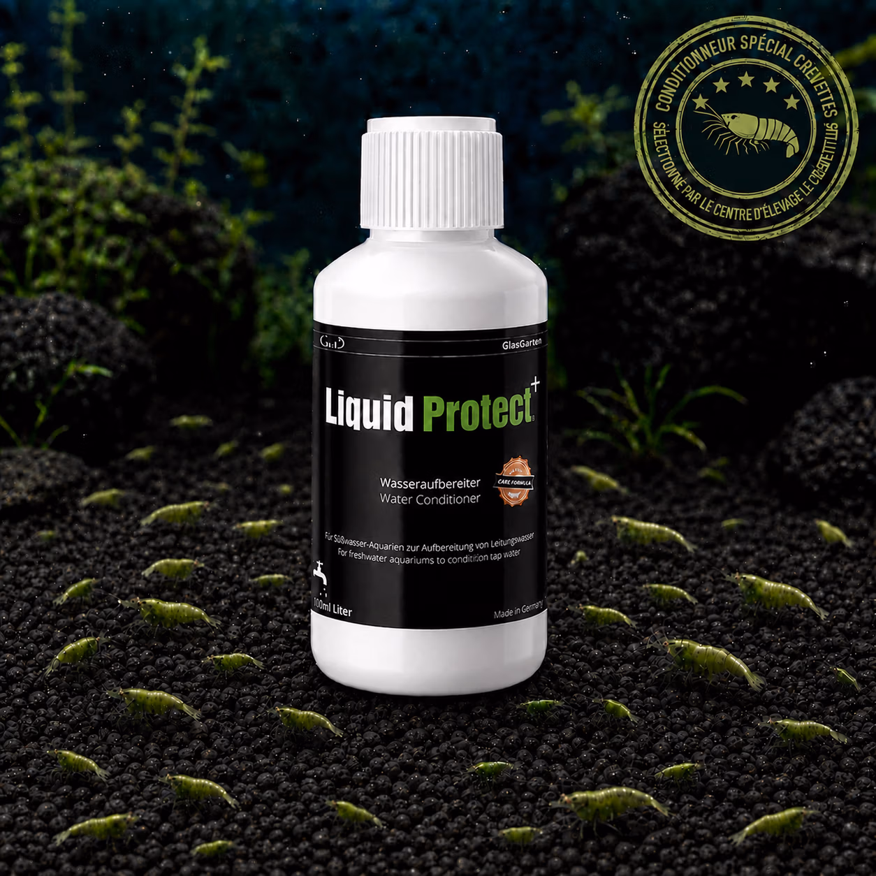 Liquid Protect+ GlasGarten 100 ml, conditionneur d’eau pour crevettes, présenté sur sol technique avec des crevettes vertes – Le Crevettilus